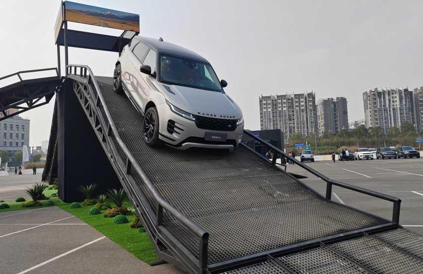 场地越野试驾路虎揽胜极光L,交叉轴滑轮组都无压力,出行好拍档插图8 场地越野试驾路虎揽胜极光L,交叉轴滑轮组都无压力,出行好拍档