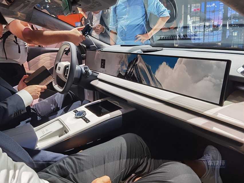 银河E8“太狠了”：标配45英寸8K大屏不说，还有卫星通信技术插图1