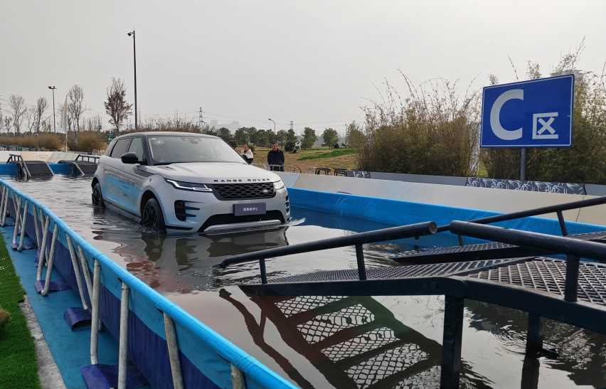 场地越野试驾路虎揽胜极光L,交叉轴滑轮组都无压力,出行好拍档插图14 场地越野试驾路虎揽胜极光L,交叉轴滑轮组都无压力,出行好拍档