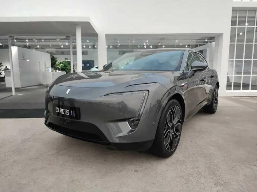 夜间AEB功能测试，华为和小鹏谁的表现好？真相在这