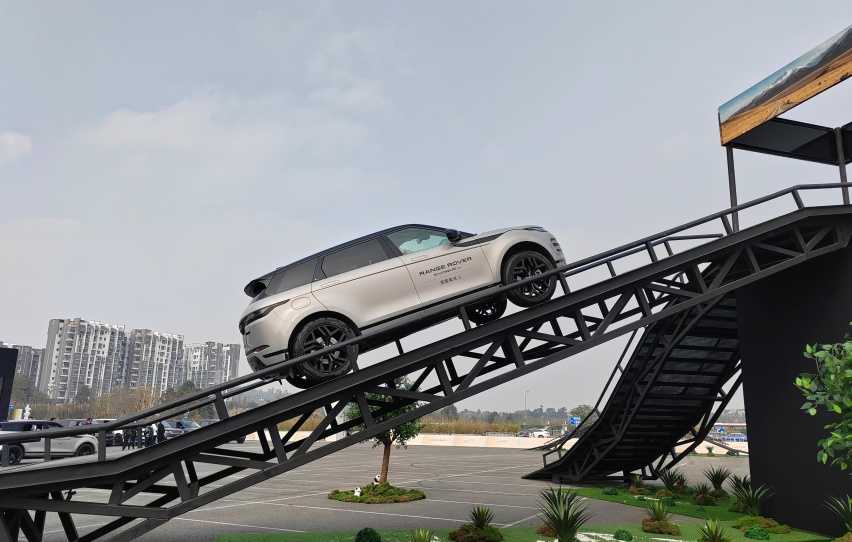 场地越野试驾路虎揽胜极光L,交叉轴滑轮组都无压力,出行好拍档插图7 场地越野试驾路虎揽胜极光L,交叉轴滑轮组都无压力,出行好拍档