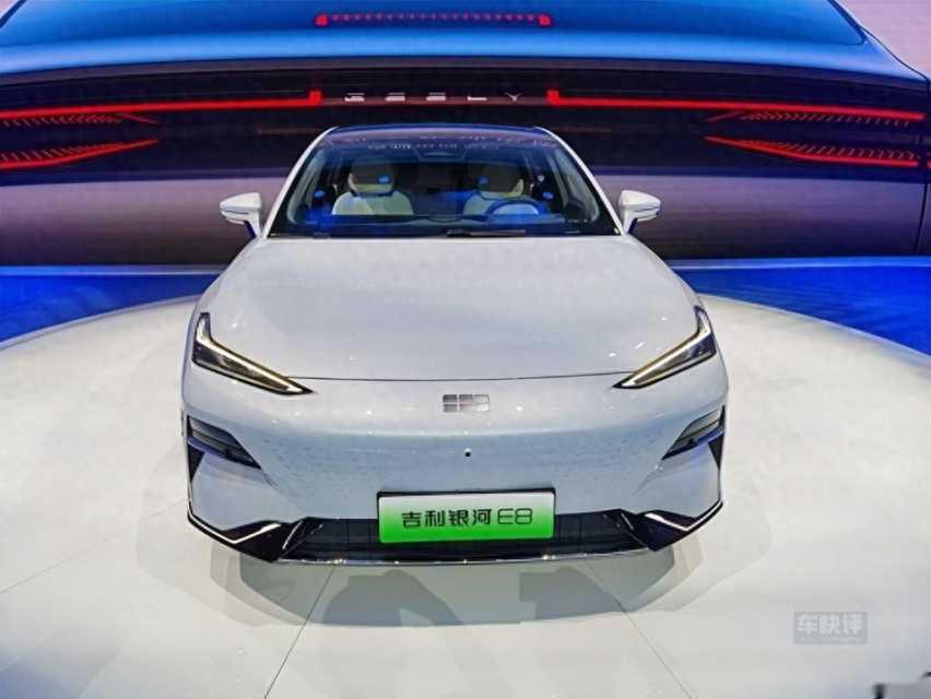 银河E8“太狠了”：标配45英寸8K大屏不说，还有卫星通信技术插图