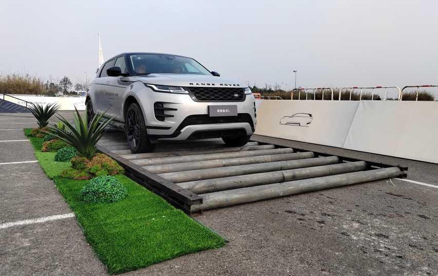 场地越野试驾路虎揽胜极光L,交叉轴滑轮组都无压力,出行好拍档插图12 场地越野试驾路虎揽胜极光L,交叉轴滑轮组都无压力,出行好拍档