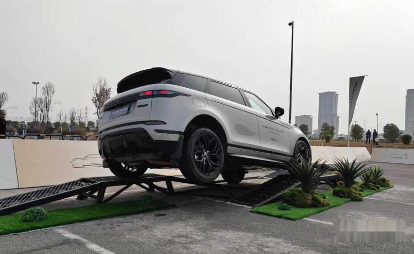 场地越野试驾路虎揽胜极光L,交叉轴滑轮组都无压力,出行好拍档插图13 场地越野试驾路虎揽胜极光L,交叉轴滑轮组都无压力,出行好拍档