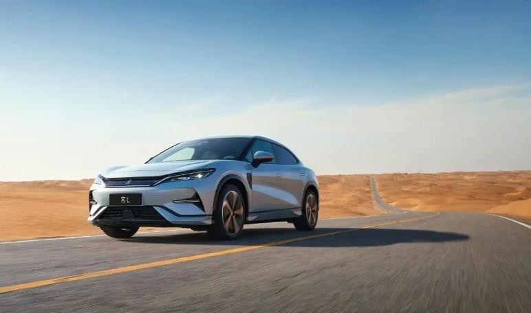 宋L上市半个月，销量10003辆，人们捧比亚迪，都不看价格高低了？