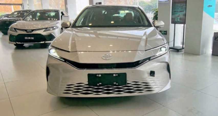 丰田第九代凯美瑞新车到店实拍