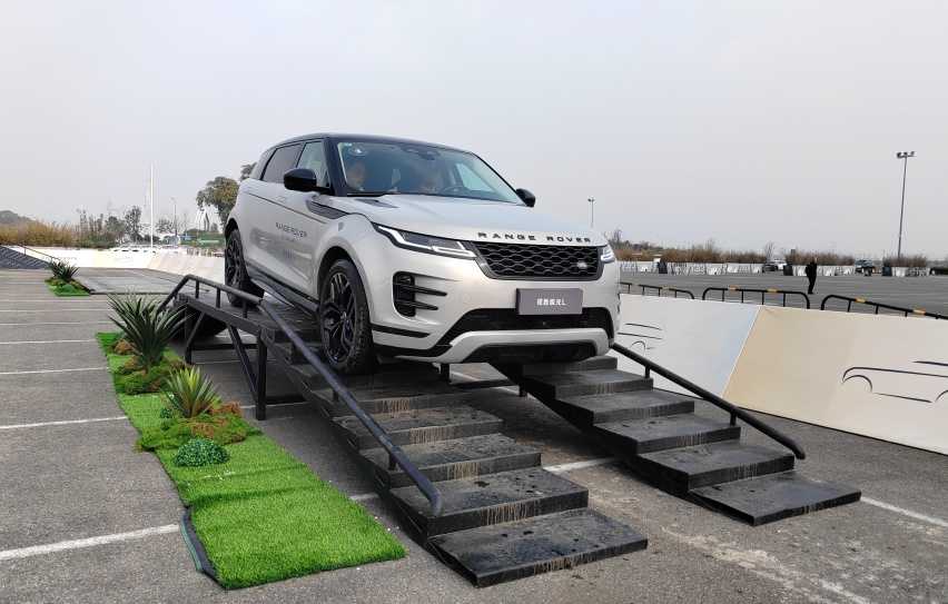 场地越野试驾路虎揽胜极光L,交叉轴滑轮组都无压力,出行好拍档插图11 场地越野试驾路虎揽胜极光L,交叉轴滑轮组都无压力,出行好拍档