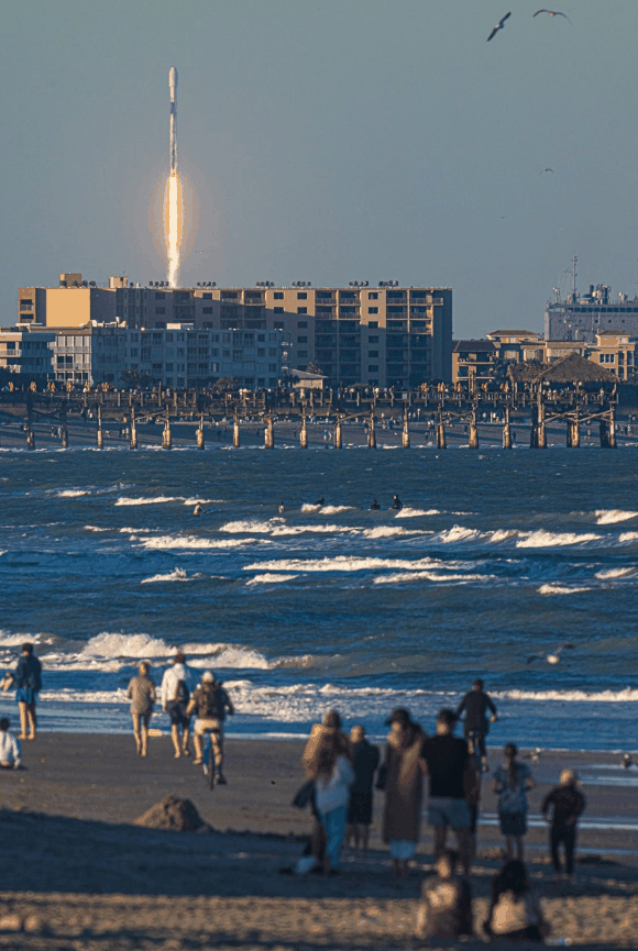 SpaceX四枚火箭同时矗立发射场！星舰合体 准备第三飞