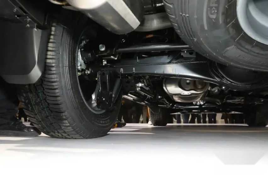 越野“老炮”回归!全新普拉多亮相车展,外观复古,还配2.4T混动插图6 越野“老炮”回归!全新普拉多亮相车展,外观复古,还配2.4T混动