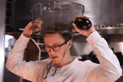 你敢吃尝尝吗！网红小哥训练老鼠当厨师：还做菜给朋友吃