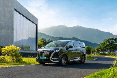 比亚迪价格战再开一枪！腾势D9直降2.5万 赠送7万积分