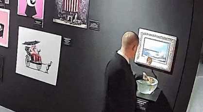 俄罗斯保安逆天操作：上班无聊竟然把艺术品吃了