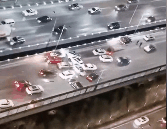 注意缓行!西安冻雨致数十辆车相撞:根本刹不住插图 注意缓行!西安冻雨致数十辆车相撞:根本刹不住