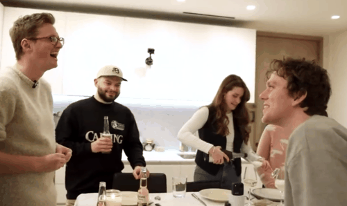 你敢吃尝尝吗！网红小哥训练老鼠当厨师：还做菜给朋友吃