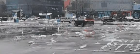 问界M9秀操作:湿滑路面打滑极短时间可调整四轮扭矩 瞬间恢复抓地力插图2 问界M9秀操作:湿滑路面打滑极短时间可调整四轮扭矩 瞬间恢复抓地力