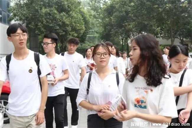 疯传财贸女生“养小鬼”，精神寄托和好奇心作祟 (早晚在阳台跳舞，还自言自语)插图2