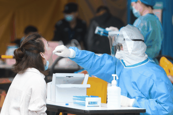 核酸检测手套碰到嘴唇会不会交叉感染?核酸检测手套碰到嘴唇有事吗