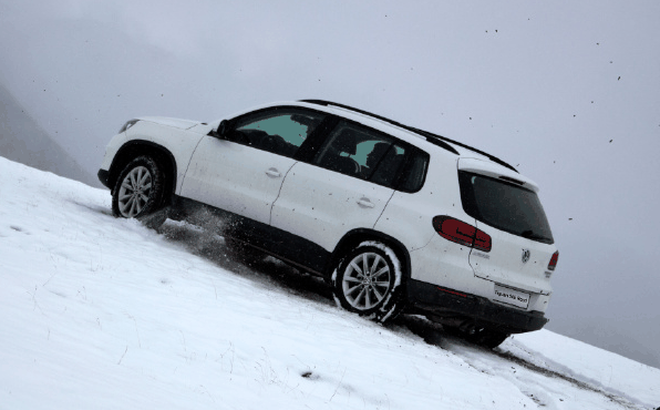 下雪天车停外面需要盖车衣吗?下雪天车在户外有必要盖车衣吗插图 下雪天车停外面需要盖车衣吗1