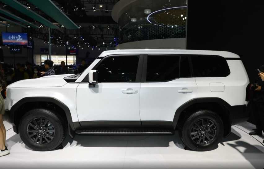 越野“老炮”回归!全新普拉多亮相车展,外观复古,还配2.4T混动插图1 越野“老炮”回归!全新普拉多亮相车展,外观复古,还配2.4T混动