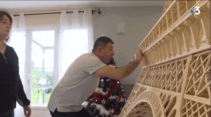 大神花8年用70万根火柴还原埃菲尔铁塔：差点成为年度大冤种