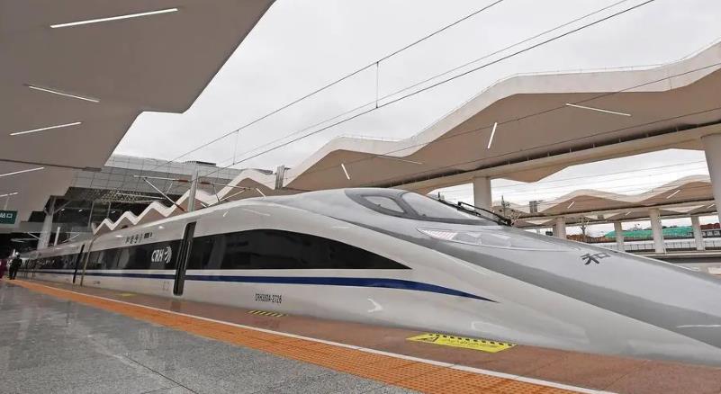 孩子高铁上多次踢椅背 家长大打出手两人都受伤了