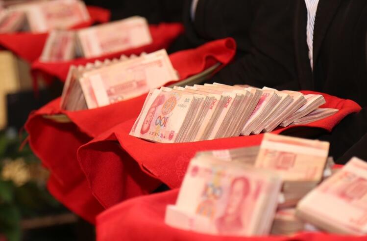 员工因年会穿太丑获奖1万元 发疯式的表演让人爆笑