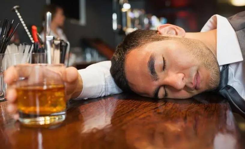 宿醉后再来一杯可以醒酒？假的 这样醒酒最快