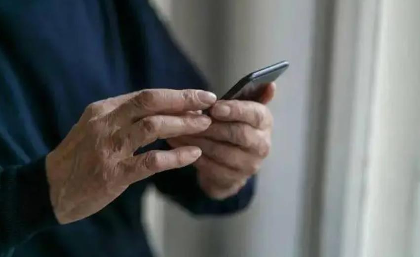 农村老人沉迷刷APP挣钱 一天只能赚几块钱