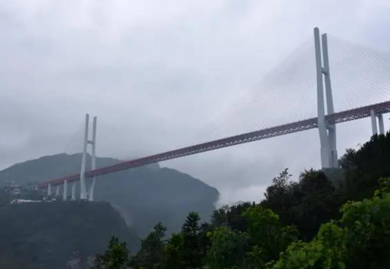 洛阳一景区钢索桥侧翻游客倒挂空中 看着太吓人了插图 景区钢索桥