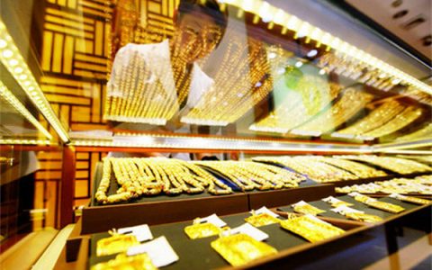 胖东来黄金柜台内商品被抢购一空 为何黄金遭到哄抢