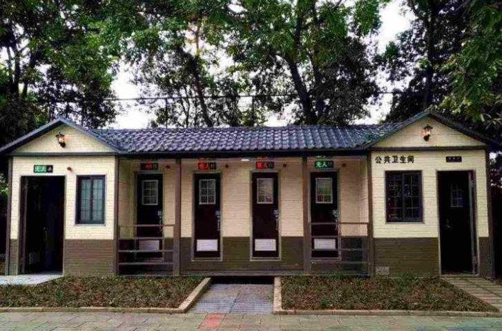 景区将男厕改成女厕 男子带队闯入引起争议