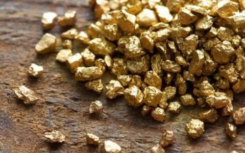 胖东来黄金柜台内商品被抢购一空 难道黄金不值钱了？