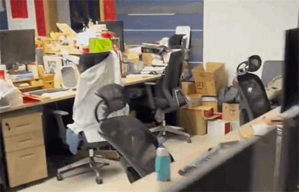 男子记错开工时间提前1天去上班 提前上班有工资吗