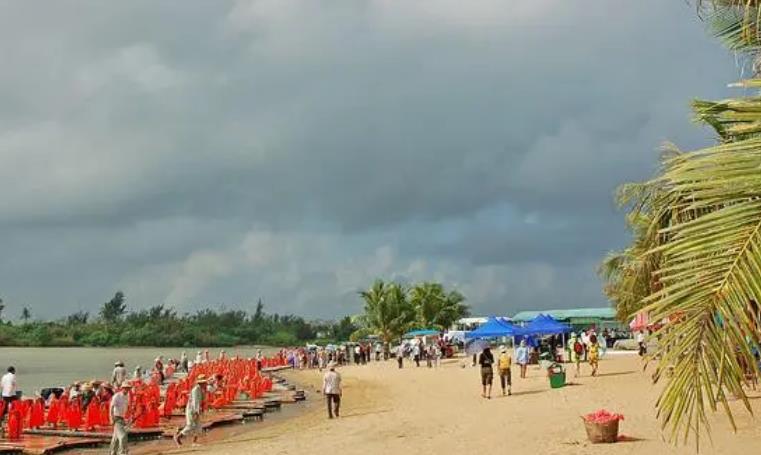 一家人旅游未买5万手镯被赶下车 强制购物事件再次出现