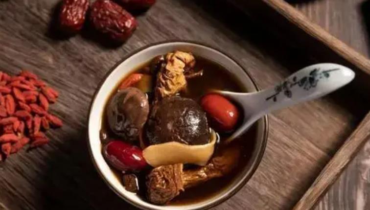 脆皮年轻人养生账单月超千元 养生切勿盲目跟风