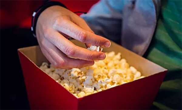 男子观影打呼噜遭暴打 观影要注意什么礼仪