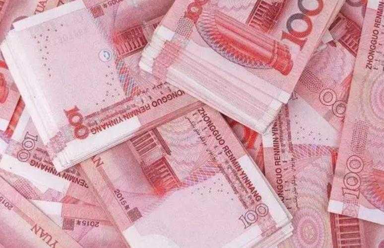 男主人骗走月薪5千保姆43万挥霍 太无耻了！