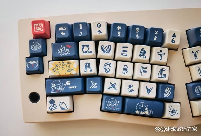 最便宜的三模Alice键盘! 赤度ABM066三模机械键盘全面测评插图1 最便宜的三模Alice键盘! 赤度ABM066三模机械键盘全面测评插图1