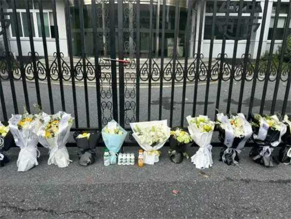 娃哈哈总部有人献花摆AD钙缅怀 多人自发举办悼念活动