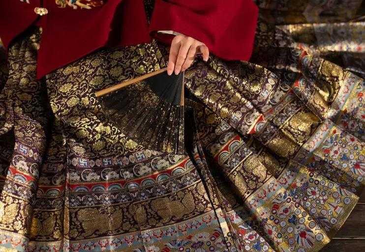 400名大学生回曹县小镇卖马面裙 出现供不应求情况