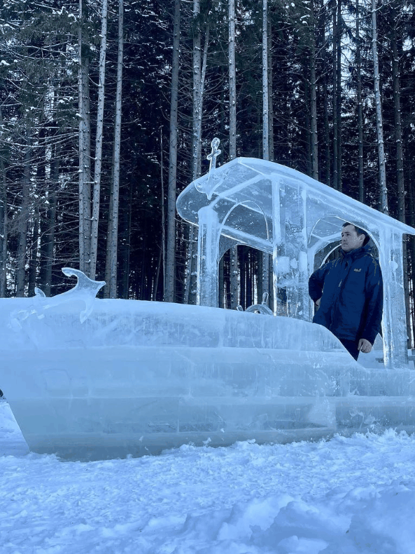 冰做的冰船竟然能在水里开：一般人真不敢试！