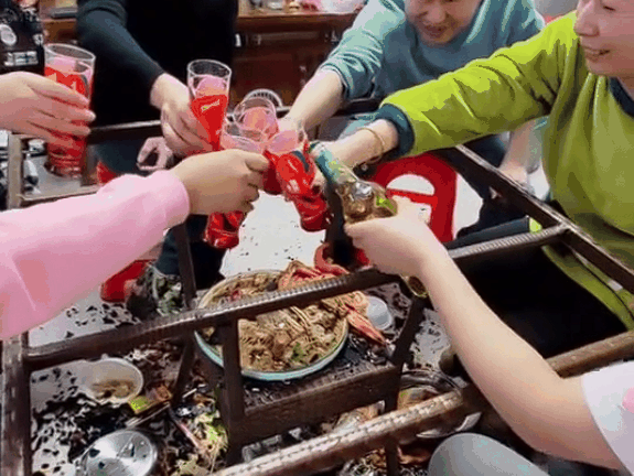 碎碎平安！全家人聚餐时桌子突然炸了：依旧淡定举杯
