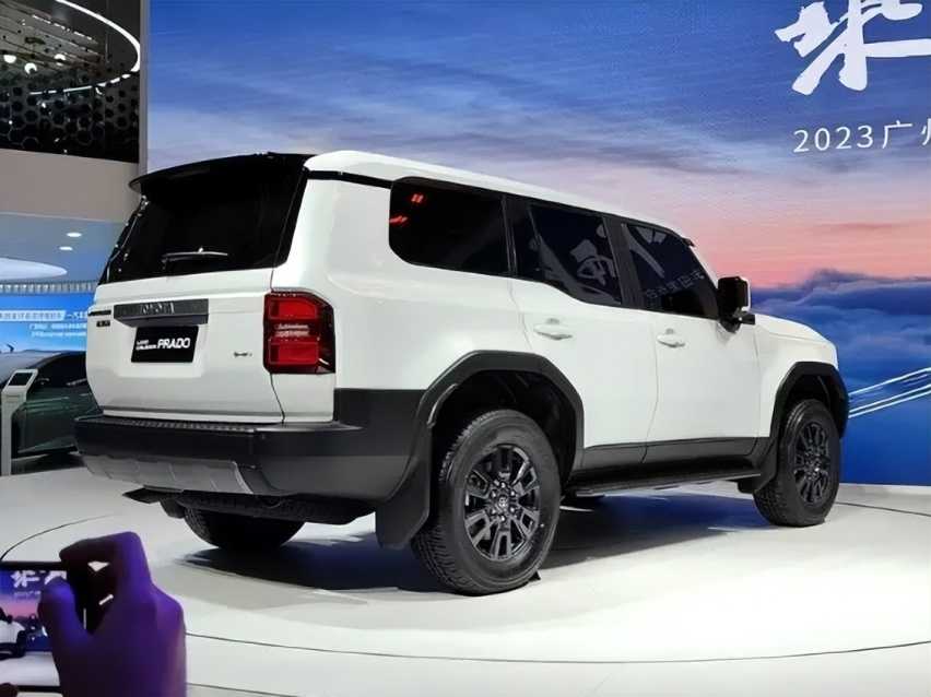 越野“老炮”回归!全新普拉多亮相车展,外观复古,还配2.4T混动插图2 越野“老炮”回归!全新普拉多亮相车展,外观复古,还配2.4T混动