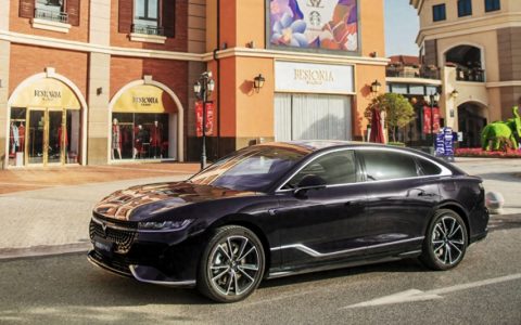 追光PHEV、比亚迪汉、哪吒S，谁才是真正的混动新王？