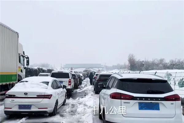 雪天滞留高速：油车VS电车谁更“保鲜”