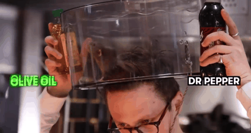 你敢吃尝尝吗！网红小哥训练老鼠当厨师：还做菜给朋友吃