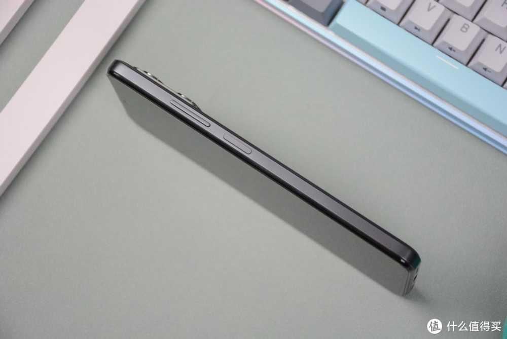 雷军太猛了：12GB+256GB仅1299元，90万性能跑分+5080mAh