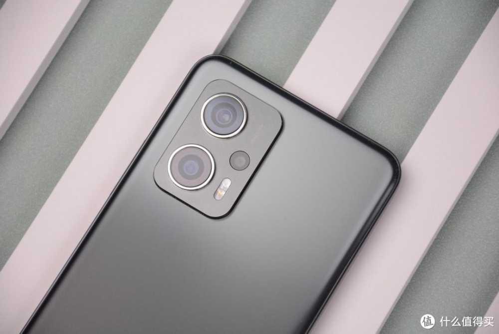 雷军太猛了：12GB+256GB仅1299元，90万性能跑分+5080mAh