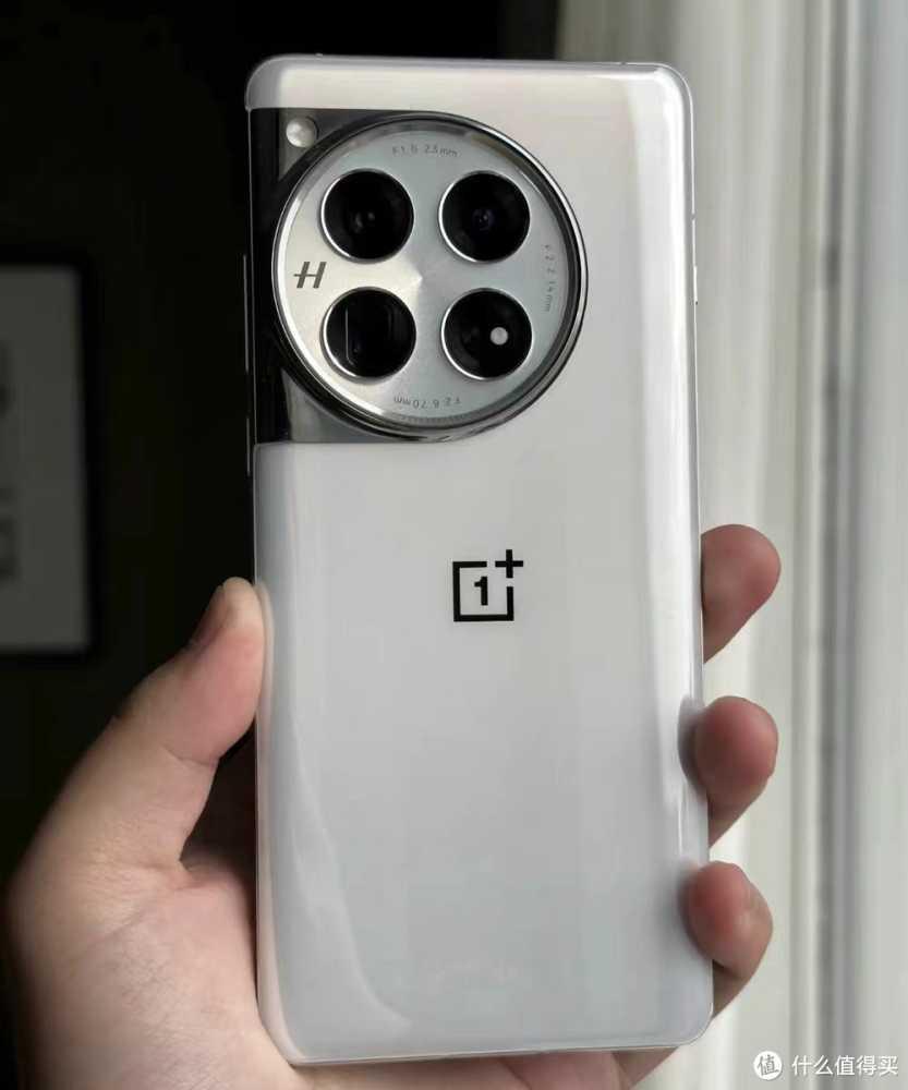 真我GT5 Pro vs 一加12:性价比大战,你选择哪款?插图2 真我GT5 Pro vs 一加12:性价比大战,你选择哪款?