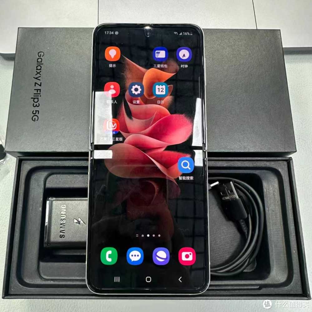 这应该是目前价格最低的一款折叠屏了，三星Z Flip3降至3299元！